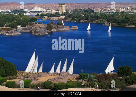 Felouques sur le Nil à Assouan, Egypte Banque D'Images