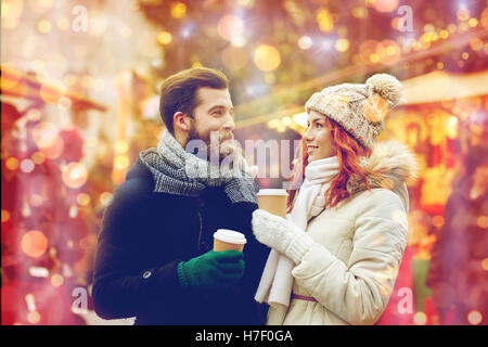 Couple heureux de boire du café sur la rue de la vieille ville Banque D'Images