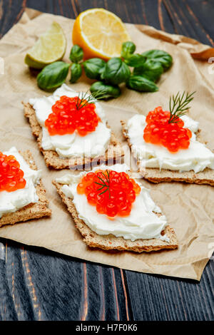 Des canapés avec du caviar rouge Banque D'Images