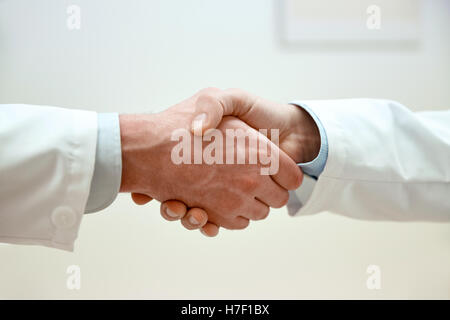 Close up of doctors hands décisions handshake Banque D'Images