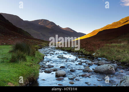 Honister Pass avec un flux d'exécution vers le lac de la lande dans le Lake District, UK. Banque D'Images