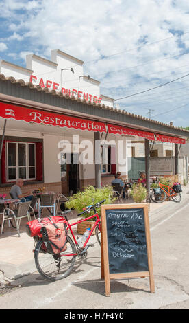 Le Café du Centre à Gallician propose des boissons et des repas bon marché pour les voyageurs et les cyclistes à la découverte de la Camargue Banque D'Images