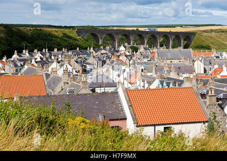 Vue sur le village balnéaire de Cullen dans le Banffshire en Écosse Banque D'Images