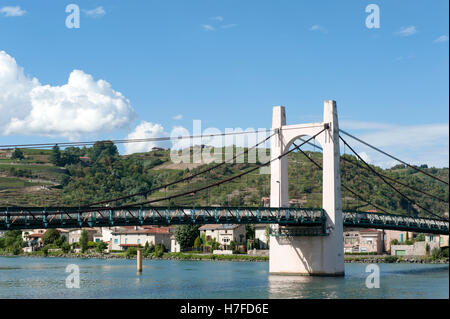 Le village de Condrieu, ses vignes, maisons et traversée de pont du Rhône, France Banque D'Images