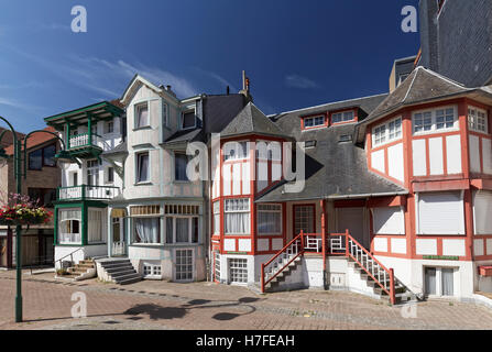 Rangée de maisons dans le style cottage 1900, Dumontwijk, De Panne, côte belge, Flandre occidentale, Flandre orientale, Belgique Banque D'Images