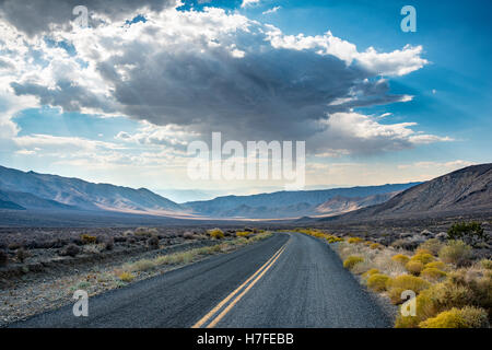 Nuages spectaculaires de l'autoroute, la Death Valley National Park, California, USA Banque D'Images