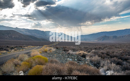 Nuages spectaculaires de l'autoroute, la Death Valley National Park, California, USA Banque D'Images