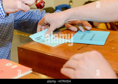 Lugano, Suisse - 11 avril 2016 : mettre la main un bulletin de vote dans une fente de boîte en bois à l'élection municipale de Lugano sur Banque D'Images