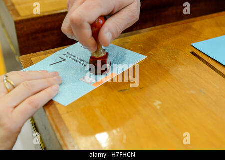 Lugano, Suisse - 11 avril 2016 : Part de la validation d'un bulletin de vote à l'élection municipale de Lugano, Suisse Banque D'Images