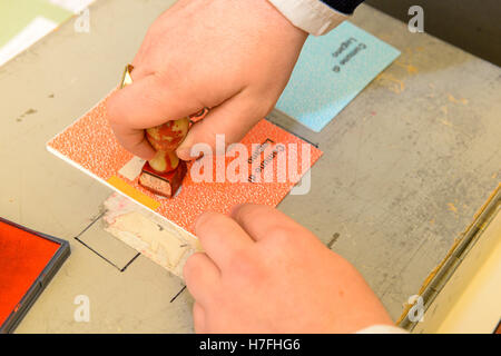 Lugano, Suisse - 11 avril 2016 : Part de la validation d'un bulletin de vote à l'élection municipale de Lugano, Suisse Banque D'Images