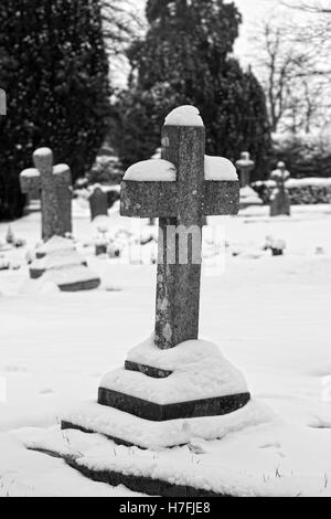 La neige a couvert des croisements dans un cimetière. Banque D'Images