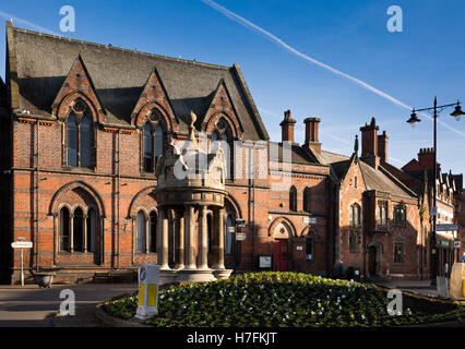 Royaume-uni, Angleterre, Cheshire, Sandbach, Hightown, fontaine 1892 conçu par Thomas Bower pour utilisation par les chevaux Banque D'Images