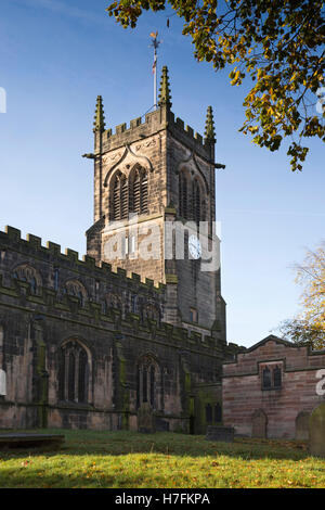 Royaume-uni, Angleterre, Cheshire, Sandbach, Church Street, St Mary's Church tower en automne Banque D'Images