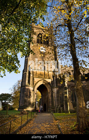 Royaume-uni, Angleterre, Cheshire, Sandbach, High Street, l'église St Mary de feuilles d'automne chemin couvert à l'entrée Banque D'Images