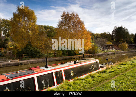 Royaume-uni, Angleterre, Cheshire, Sandbach, Trent et Mersey, de Moston est fréquemment desservie par canal, automne, 15-04 amarré sur chemin de halage Banque D'Images