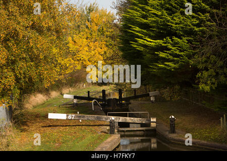 Royaume-uni, Angleterre, Cheshire, Sandbach, verrouillage de Moston est fréquemment desservie par 67, le Canal Trent et Mersey, automne Banque D'Images