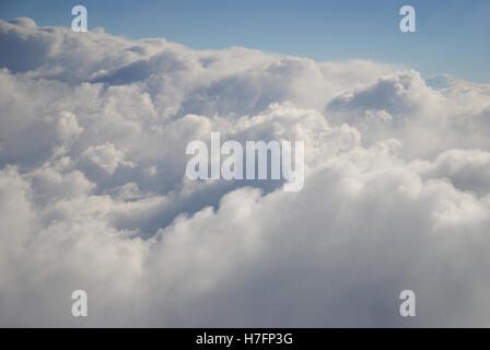 Voler au-dessus des nuages à avec Easy Jet Banque D'Images