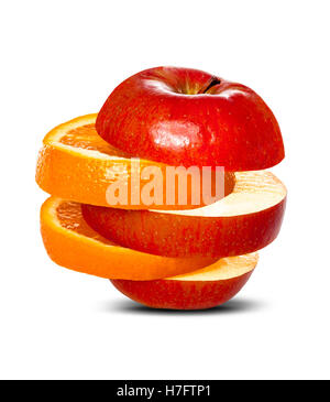 Tranches de pommes et oranges isolé sur blanc. Concept de comparer des pommes et des oranges. Banque D'Images