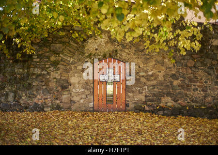 Porte de l'éternité au ciel porte à porte au-delà de la porte latérale dans le mur qui entoure l'ancien cimetière du village Dru Basse Silésie Banque D'Images