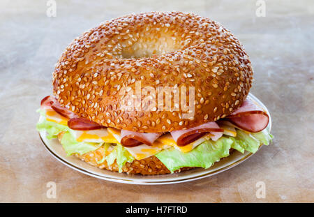 Bagel sandwich au jambon et au fromage Banque D'Images