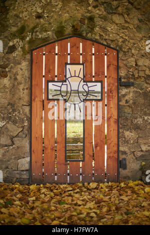 Porte de l'éternité au ciel porte à porte au-delà de la porte latérale dans le mur qui entoure l'ancien cimetière du village Dru Basse Silésie Banque D'Images