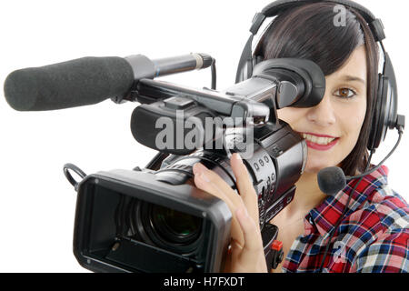 Jolie jeune fille brune avec un caméscope professionnel, isolé sur fond blanc Banque D'Images