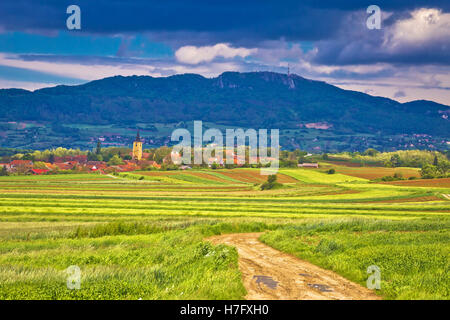 Village d'Miholec Kalnik clocher de l'église et sur la montagne, la ballade, Croatie Banque D'Images