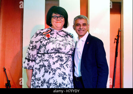 Le maire de Londres Sadiq Khan, avec Amy boiteux, qui a été désigné comme son premier tsar de nuit, au 100 Club, Londres. Banque D'Images