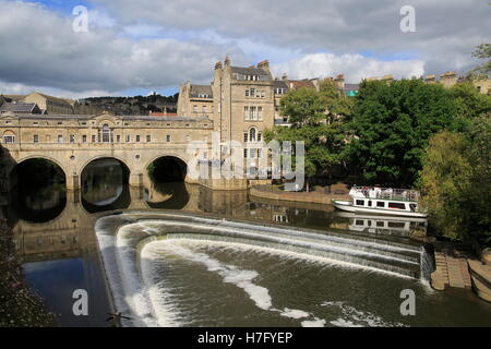 Pulteney Bridge, Avon, Bath, Somerset, England, UK architecte Robert Adam, de style palladien 1774 Banque D'Images