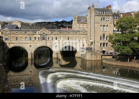 Pulteney Bridge, Avon, Bath, Somerset, England, UK architecte Robert Adam, de style palladien 1774 Banque D'Images