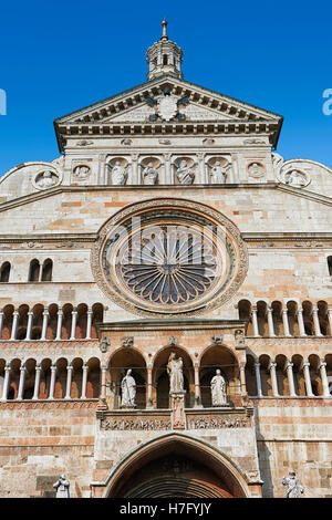 Façade romane de la cathédrale romane de Crémone, commencé 1107 avec, plus tard, gothique, Renaissance et des éléments baroques, Cremona Banque D'Images
