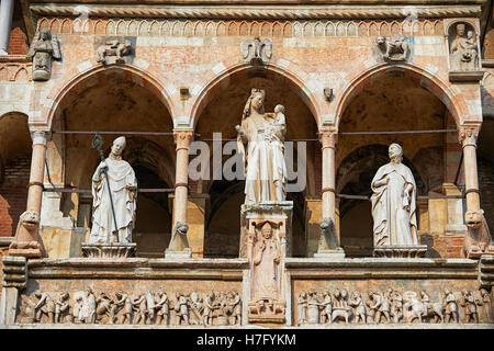 Statue de la Modonna avec enfant sur la façade de la cathédrale romane de Crémone, commencé 1107, avec plus tard, Gothique Renaissan Banque D'Images