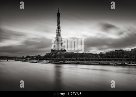 Lever de soleil sur la Tour Eiffel et de la Seine River en hiver en noir et blanc. Port de Suffren, Grenelle, Paris, France Banque D'Images
