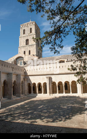 Les galeries du cloître et clocher de l'église romane de Saint Trophime (Trophime) à Arles, Provence, France Banque D'Images