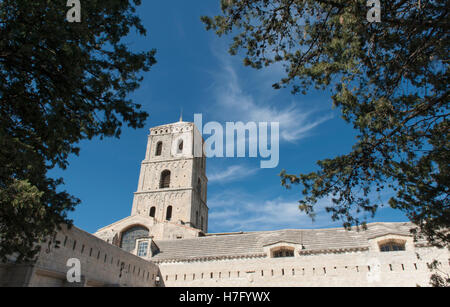 Les galeries du cloître et clocher de l'église romane de Saint Trophime (Trophime) à Arles, Provence, France Banque D'Images