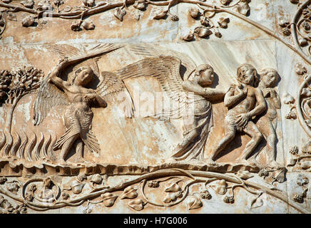 Eve et Adam est chassé du jardin d'Eden par Maitani circa1310, façade gothique toscan, Cathédrale d'Orvieto, Italie Banque D'Images