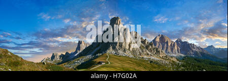 Au-dessus de la montagne Nuvolau Giau Pass (Passo di Giau), Colle Santa Lucia, Dolomites, Padova, Italie Banque D'Images