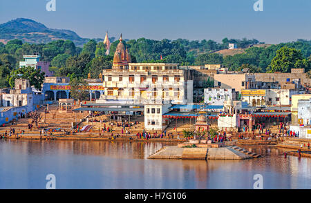 Pèlerins hindous se baigner dans le lac sacré de Pushkar (Sarovar) sur les ghats, Rajasthan, Inde. Banque D'Images