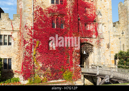Hever Castle & moat, ancienne maison d'Anne Boleyn, doublés de vigne vierge d'automne red & blue sky / ciel ensoleillé / soleil. Kent UK Banque D'Images