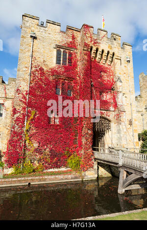 Hever Castle & moat, ancienne maison d'Anne Boleyn, doublés de vigne vierge d'automne red & blue sky / ciel ensoleillé / soleil. Kent UK Banque D'Images
