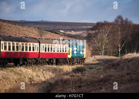 BR La classe 37 'Co-Co' No 37264 locomotive diesel train roulant sur les pistes de la North York Moors Railway, FR, UK. Banque D'Images