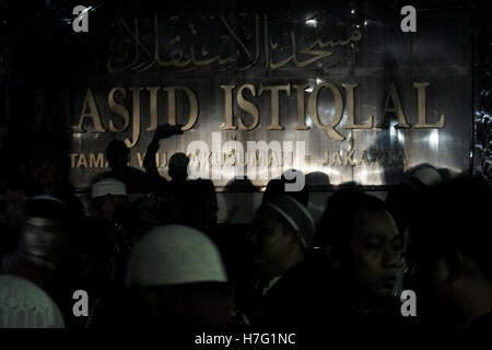 Jakarta, Indonésie. 08Th Nov, 2016. Les gens restaient à la mosquée Istiqlal de Jakarta. L'action combinée de leurs organisations islamiques a exigé le Gouverneur de Jakarta off Basuki Tjahaja di examen complet de présumés sacrilège religieux. Credit : Sutrisno Jambul/Pacific Press/Alamy Live News Banque D'Images