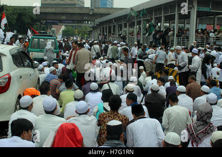 Jakarta, Indonésie. 08Th Nov, 2016. La priant de masse vendredi sur l'autoroute à déborder à l'extérieur de la mosquée Istiqlal à Jakarta. L'action combinée de leurs organisations islamiques a exigé le Gouverneur de Jakarta off Basuki Tjahaja di examen complet de présumés sacrilège religieux. Credit : Sutrisno Jambul/Pacific Press/Alamy Live News Banque D'Images