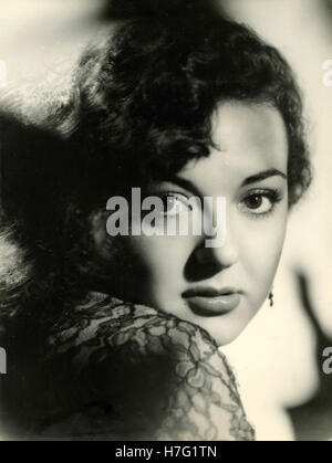 Portrait d'une jeune fille portant une robe en dentelle, Italie Banque D'Images