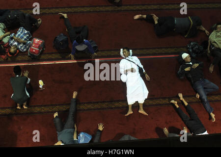 Jakarta, Indonésie. 08Th Nov, 2016. Les gens restaient à la mosquée Istiqlal de Jakarta. L'action combinée de leurs organisations islamiques a exigé le Gouverneur de Jakarta off Basuki Tjahaja di examen complet de présumés sacrilège religieux. Credit : Sutrisno Jambul/Pacific Press/Alamy Live News Banque D'Images