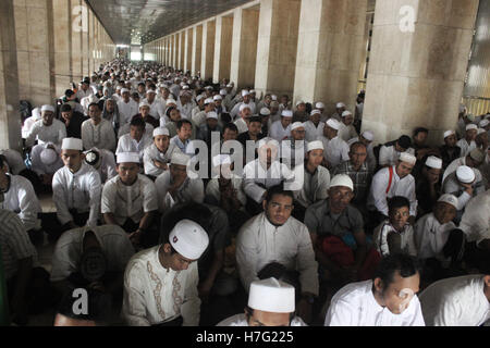 Jakarta, Indonésie. 08Th Nov, 2016. La masse de prier le vendredi à la mosquée Istiqlal à Jakarta. L'action combinée de leurs organisations islamiques a exigé le Gouverneur de Jakarta off Basuki Tjahaja di examen complet de présumés sacrilège religieux. Credit : Sutrisno Jambul/Pacific Press/Alamy Live News Banque D'Images