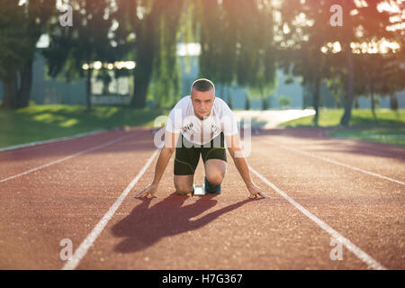 Vue détaillée d'un sprinter prêt à démarrer. Focus sélectif. Banque D'Images