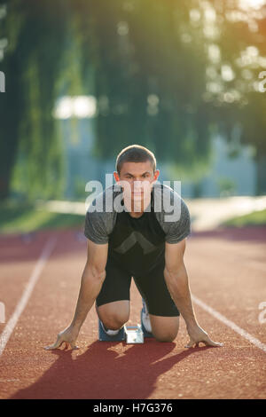 Vue détaillée d'un sprinter prêt à démarrer. Focus sélectif. Banque D'Images