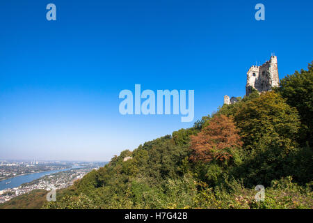 L'Allemagne, de la ruine des Siebengebirge, château à la montagne Drachenfels, laissé en arrière-plan la ville de Bonn sur la rivière Rhi Banque D'Images