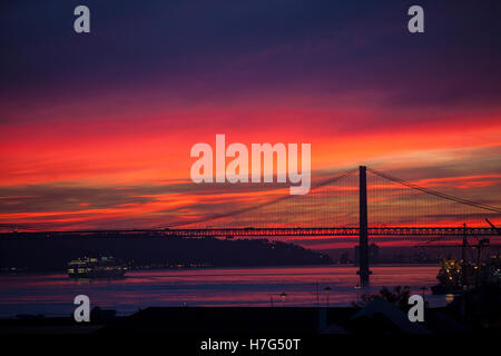 Le Pont 25 de Abril ( Ponte 25 de Abril, 25 avril ) Pont sur Rio Tajo à Lisbonne (Lisboa) Portugal, Europe Banque D'Images